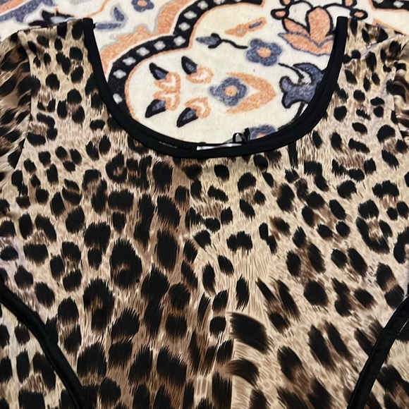 Leopard print Bodycon mini dress with flare sleeves size medium NWT - Picture 5 of 5